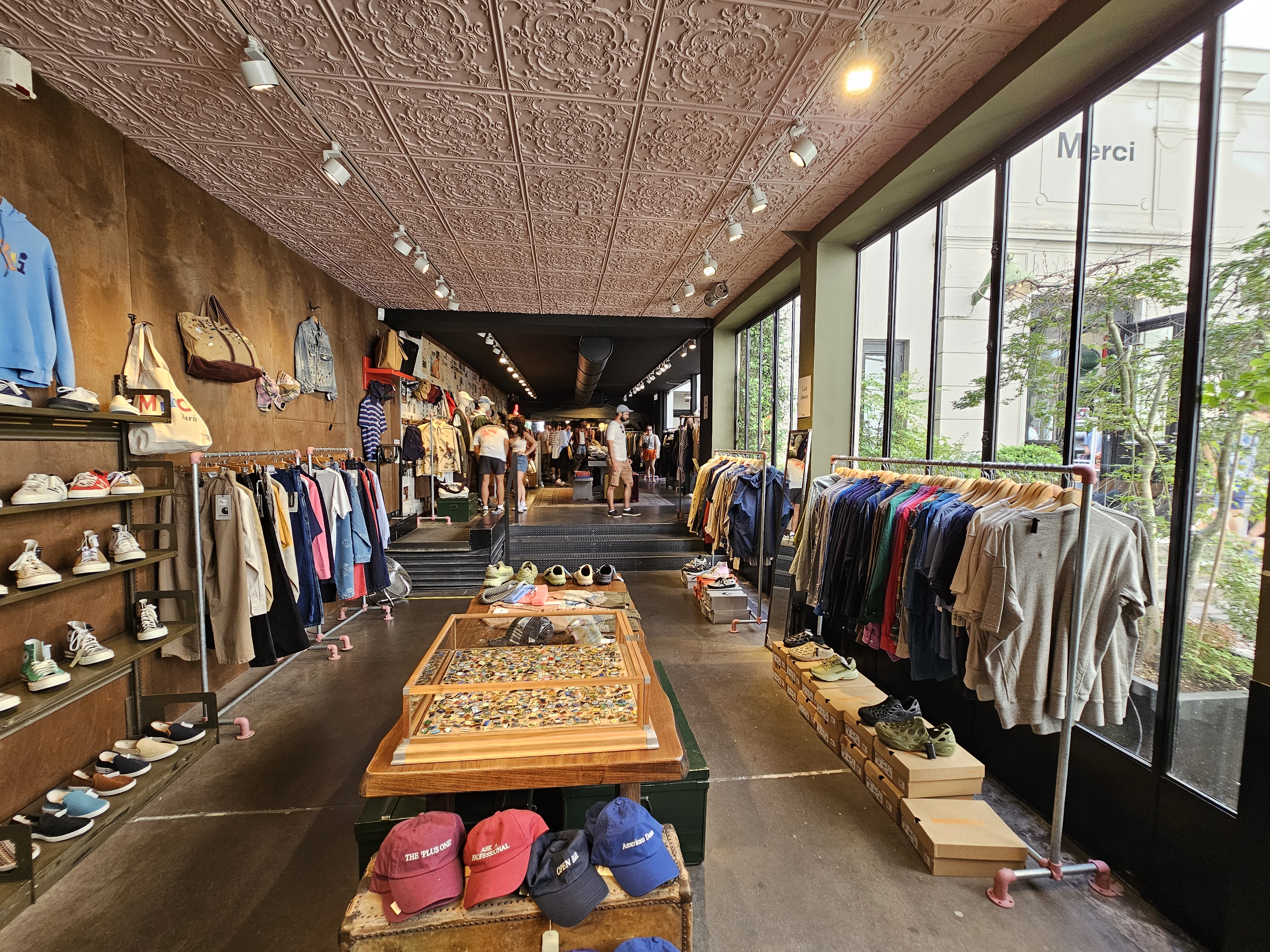 boutique clothing racks in paris