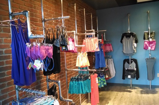 Retail clothing rack display