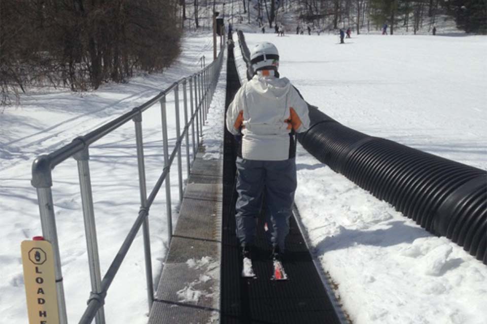 Conveyor guardrail for ski-slope