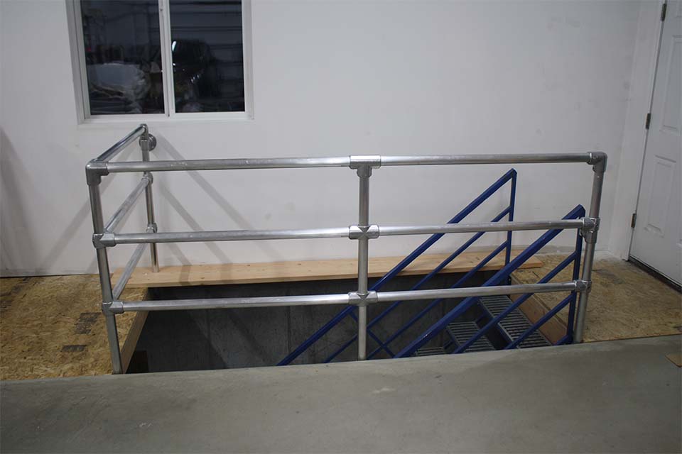 Open stair guardrail