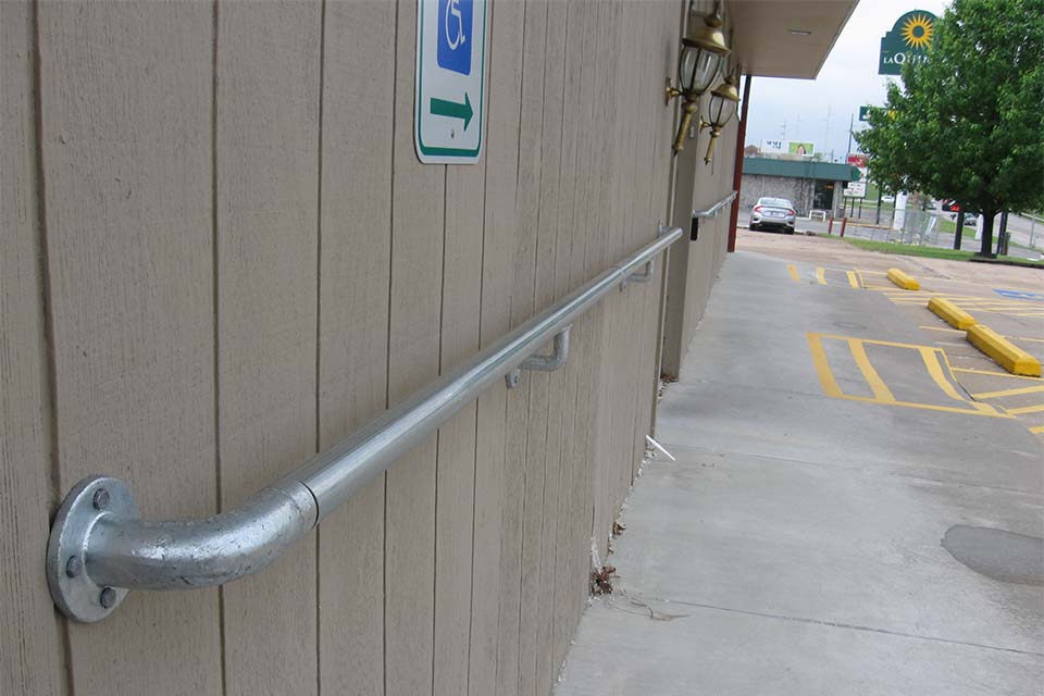 Wall-mounted support railing