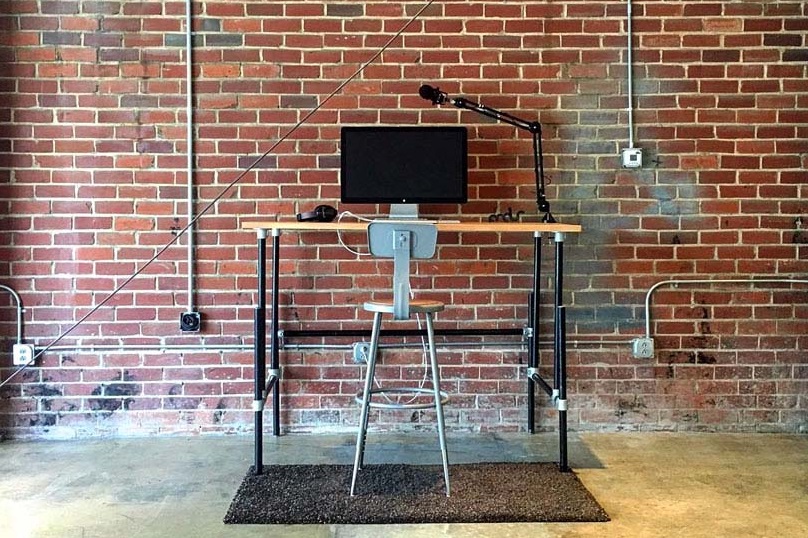 10 DIY Standing Desks Made with Pipe and Kee Klamp