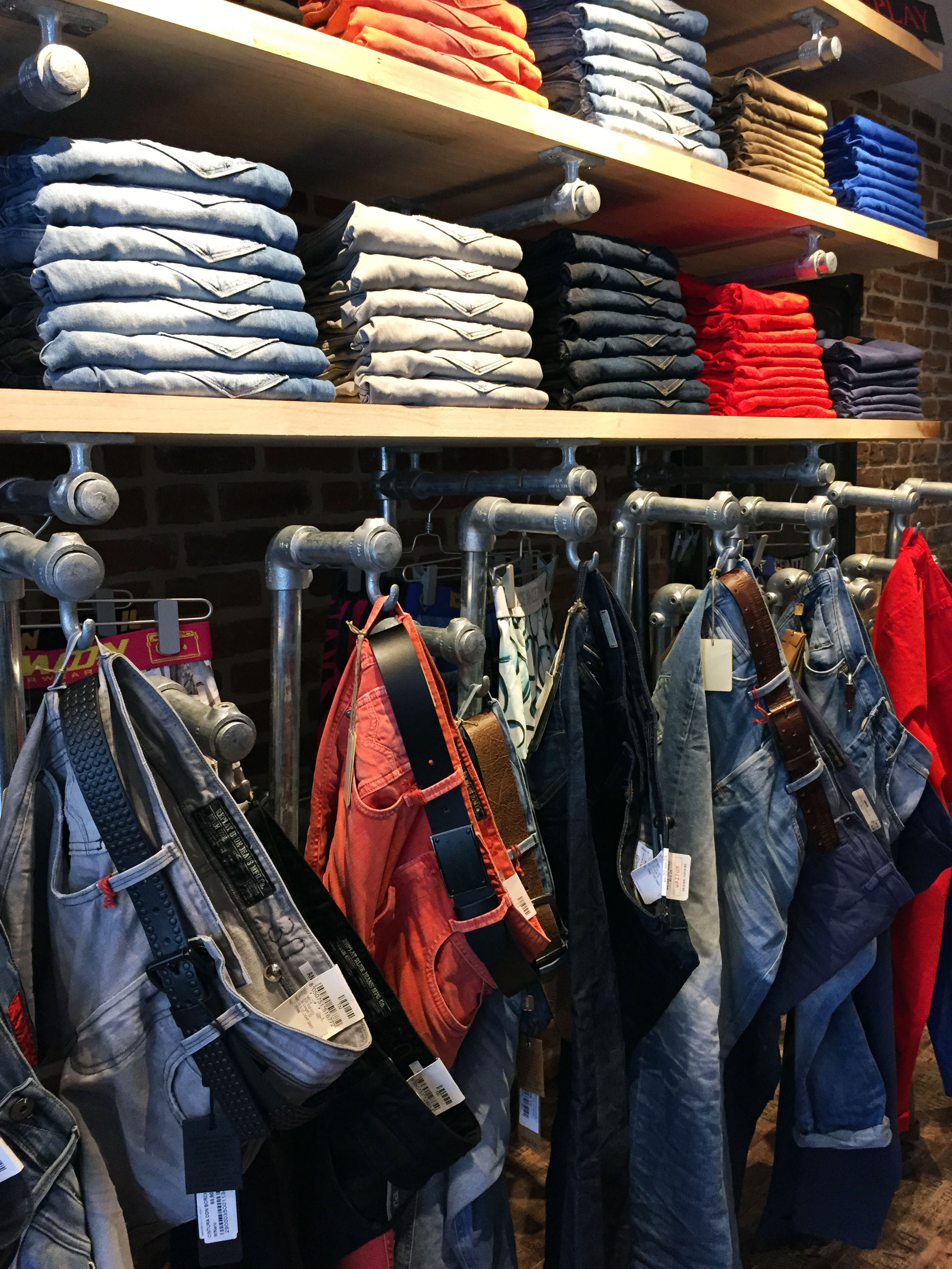39 DIY Retail Display Ideas (from Clothing Racks to Signage