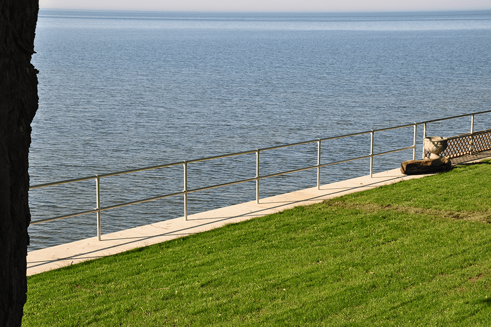 Lakeside Retaining Wall Guardrail